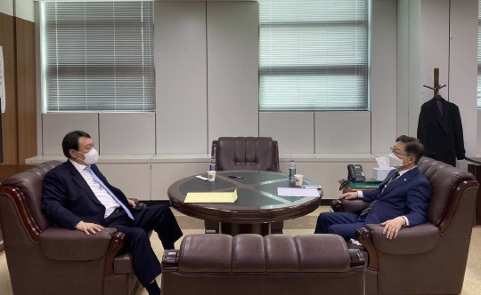 검찰 인사 의견 나누는 박범계 법무장관과 윤석열 검찰총장  ) 박범계 법무부 장관(오른쪽)이 5일 서울 서초동 서울고검 청사에서 윤석열 검찰총장과 만나 검찰 인사에 관한 의견을 나누고 있다.   법무부 제공